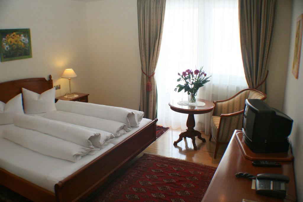 Schlosshotel Post Edelfreisitz Sprengenstein Imst Habitación foto